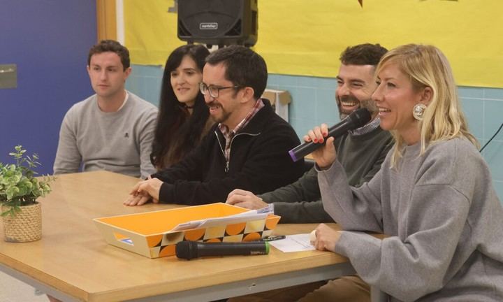 Ángel Medina entrega diplomas a tutores en el CEIP La Senda