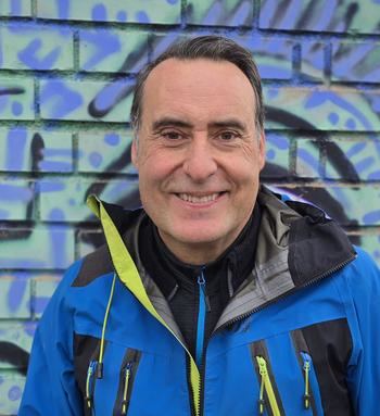 Iker Jiménez y el galgo de Paiporta