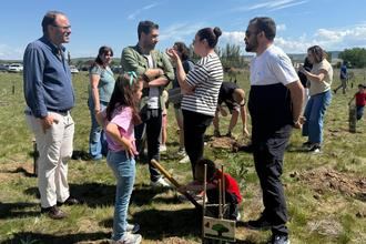 La finca de Castillejos celebra la cuarta edición de Un nacimiento, un árbol con la plantación de 200 nuevos árboles