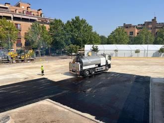 Comienza el asfaltado del nuevo aparcamiento habilitado junto al Ayuntamiento de Azuqueca