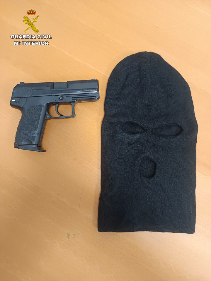 La Guardia Civil detiene a un individuo encapuchado cuando se disponía a cometer un robo en una casa de apuestas de Azuqueca