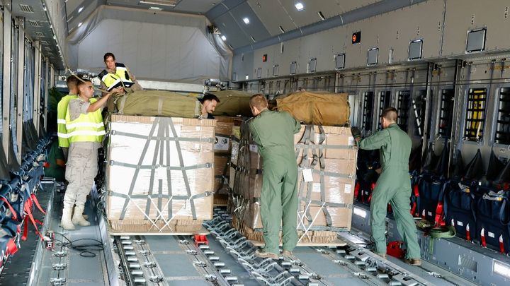 Mercaderes de Gaza venden por 90 euros los paquetes de comida y ayuda que lanzó España