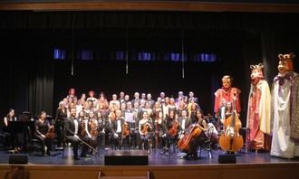 Presentan los renovados Gigantes de Cabanillas en la Gala Lírica de Navidad