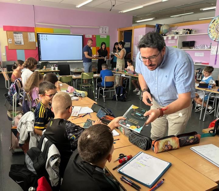 El Ayuntamiento de Azuqueca entrega a los centros agendas escolares y cuadernos