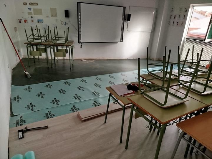 Comienzan los trabajos de instalación de tarima flotante y estores en las aulas de la Escuela Municipal de Idiomas de Azuqueca