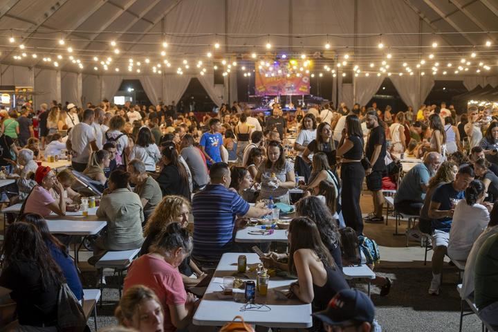 El Recinto Ferial de Azuqueca acoge el evento “Food Truck World Tour” con comidas del mundo, música en directo y actividades infantiles