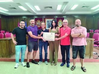 Azuatletismo y el Ayuntamiento entregan a Vasija la recaudación de la media maratón