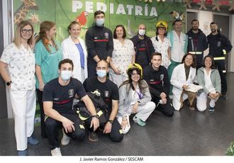 Los bomberos de la capital alcarreña visitan el Hospital Universitario de Guadalajara