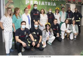 Los bomberos de la capital alcarreña visitan el Hospital Universitario de Guadalajara