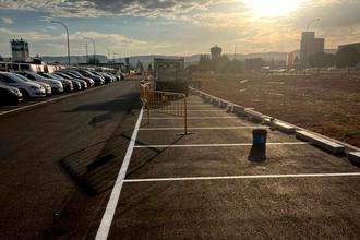 El Ayuntamiento de Guadalajara mejora la seguridad del nuevo aparcamiento del Polígono del Henares con bordillos de protección