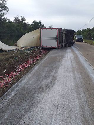Herido un conductor tras volcar su camión en Brihuega en la carretera CM-2008, que ha quedado cortada