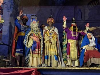 Miles de sonrisas ilusionadas dan calor a la noche más mágica del año con la llegada de los Reyes Magos a Guadalajara