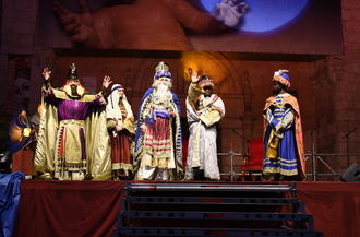 Sus Majestades los Reyes Magos de Oriente fueron recibidos por miles de personas en Guadalajara bajo una lluvia intermitente y mucha ilusión