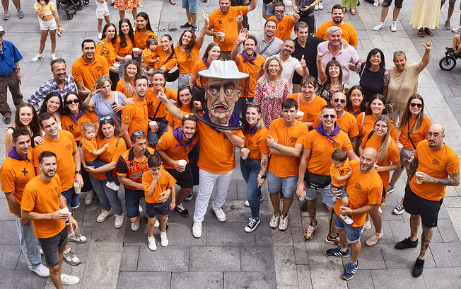 La Comparsa de Gigantes y Cabezudos incorpora un nuevo cabezudo apicultor gracias a la donación de la Peña Escopitos