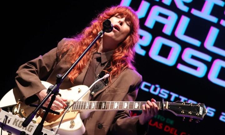 Marisa Valle Roso cautiva en la 'Noche Acústica' con su música asturiana y mensajes sociales
