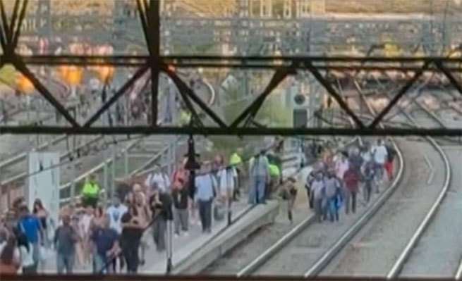 Pasajeros de Cercanías ocupan las vías en Atocha tras una avería en líneas C2, C7, C8 y C10