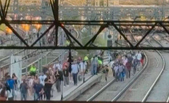 Pasajeros de Cercanías ocupan las vías en Atocha tras una avería en líneas C2, C7, C8 y C10