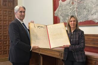 La alcaldesa de Guadalajara recibe una copia de la carta bulada que autorizó la fundación de la Universidad de Alcalá