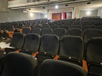 El salón de actos de la Casa de la Cultura de Azuqueca estrena tapizado en las butacas y nuevos sistemas de sonido e iluminación