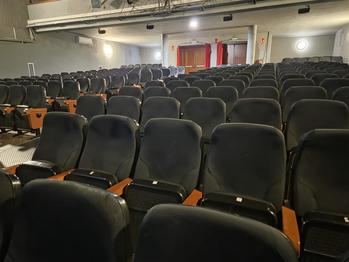 El salón de actos de la Casa de la Cultura de Azuqueca estrena tapizado en las butacas y nuevos sistemas de sonido e iluminación