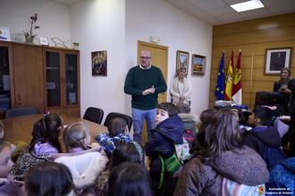 Alumnos de cinco años del CEIP Virgen de la Granja conocen su ayuntamiento