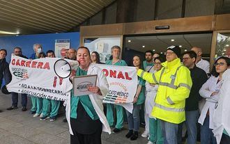 Los sindicatos médicos acusan a Mónica García de "deslegitimar sus demandas" y "fomentar su división"