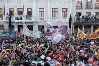 Guadalajara da el chupinazo a sus Ferias con un entusiasta pregón de la Peña Escopitos y una Plaza Mayor abarrotada