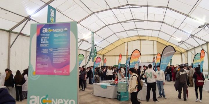 Éxito rotundo en la feria académica de Alonexo para adolescentes