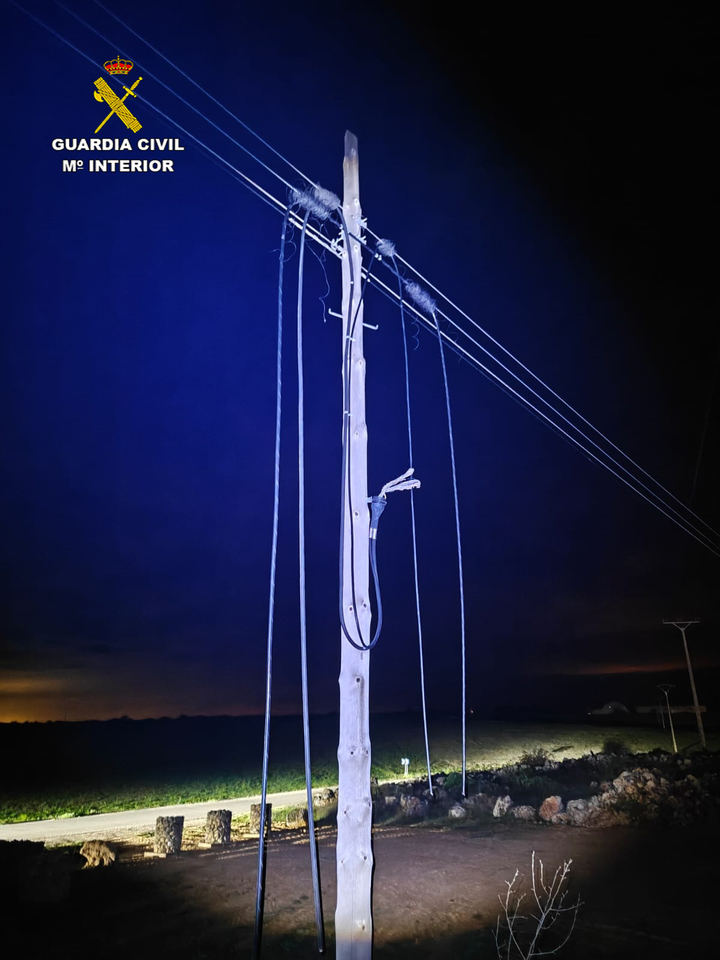 La Guardia Civil de Guadalajara detiene a dos personas sorprendidas infraganti cuando sustraían cable del tendido telefónico