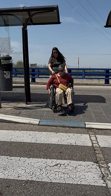 COCEMFE Guadalajara denuncia la falta de accesibilidad de la marquesina de autobús del Hospital Universitario de Guadalajara