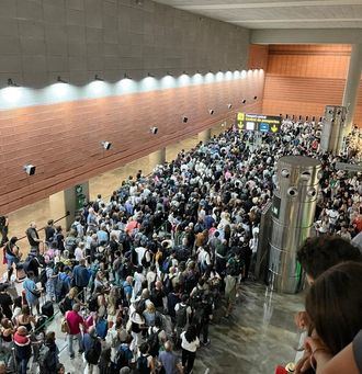COLAPSO EN BARAJAS : Caos en la T4, miles de afectados por la saturación en el control de pasaportes