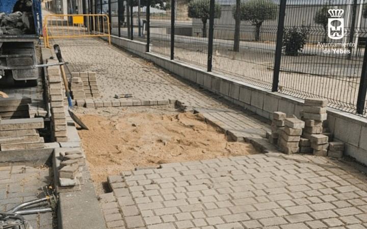 Inician obras para mejorar aceras y alcorques en Valdeluz