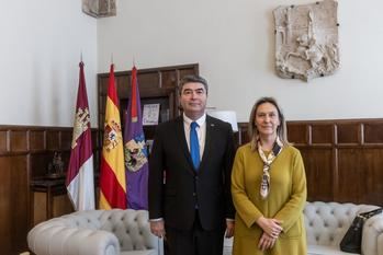 La alcaldesa de Guadalajara recibe al Cónsul de Rumanía en una reunión de trabajo institucional
