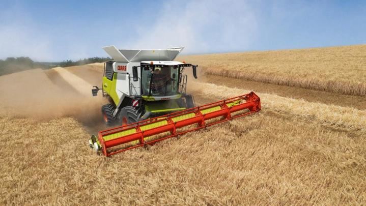 Agricultores de Guadalajara trasladan su nerviosismo por la falta de cosechadoras tras las limitaciones por riesgo de incendios