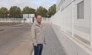 Finalizan las obras de la acera en la calle Miró junto al nuevo Centro de Salud