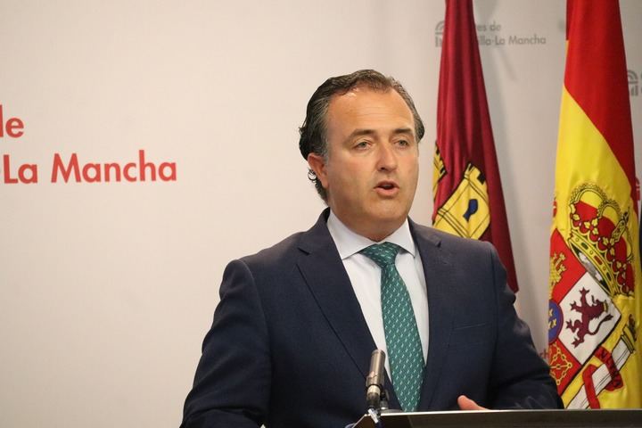 VOX CLM reclama a Page conocer en qué municipios va a alojar a los 320 inmigrantes ilegales asignados a Castilla La Mancha