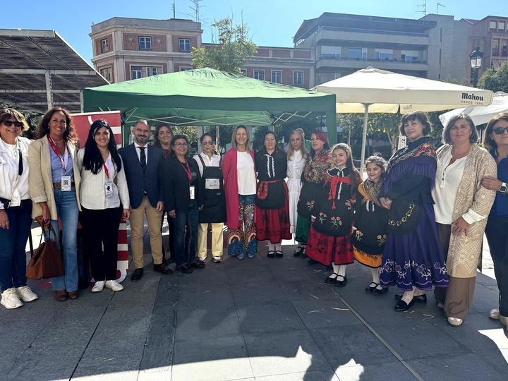 La Plaza del Jardinillo de Guadalajara se convierte en escaparate del talento y la tradición de la mano de mujeres rurales