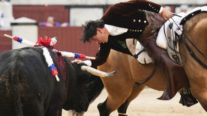 Diego Ventura pasea la única oreja en la accidentada segunda corrida de rejones