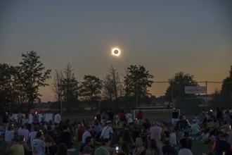 Más de 5.000 personas siguieron el eclipse solar total desde el complejo San Miguel de Azuqueca