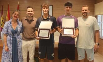 El alcalde de Cabanillas homenajea a los hermanos Calvo, promesas del balonmano
