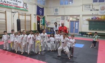 Cabanillas del Campo renueva tatami para taekwondo en el Colegio San Blas