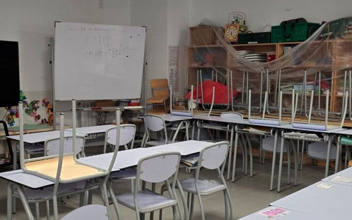 Alumnos del CEIP Jocelyn Bell son reubicados tras recibir clases en un aula sin ventilación