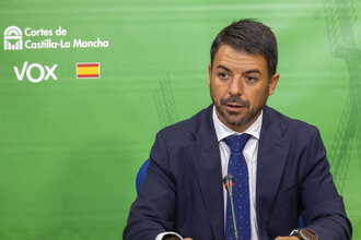 VOX destapa el copago en las aulas y denuncia la ceguera de Page: niega cobros ilegales tachándolo de casos aislados