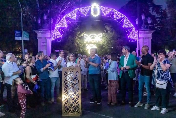 Guadalajara enciende sus Ferias y Fiestas entre miles de vecinos y reparte 3.500 pañuelos morados