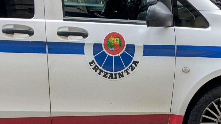 Encierra a su madre entre basura, excrementos y cadáveres de animales