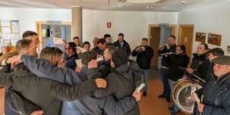 Los funcioneros de Candelas alegran el día en el centro de día