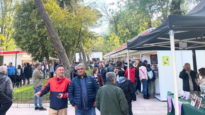 Feria del Libro de Guadalajara atrae a más de 20,000 visitantes y vende 4,000 libros
