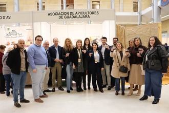 Representantes del PP de Guadalajara apoyan con su presencia la Feria Apícola de Pastrana
