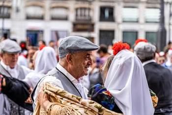 La verbena de San Cayetano da el pistoletazo de salida a las fiestas de agosto en Madrid