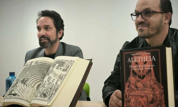 Presentación humorística de filosofía en la Biblioteca León Gil